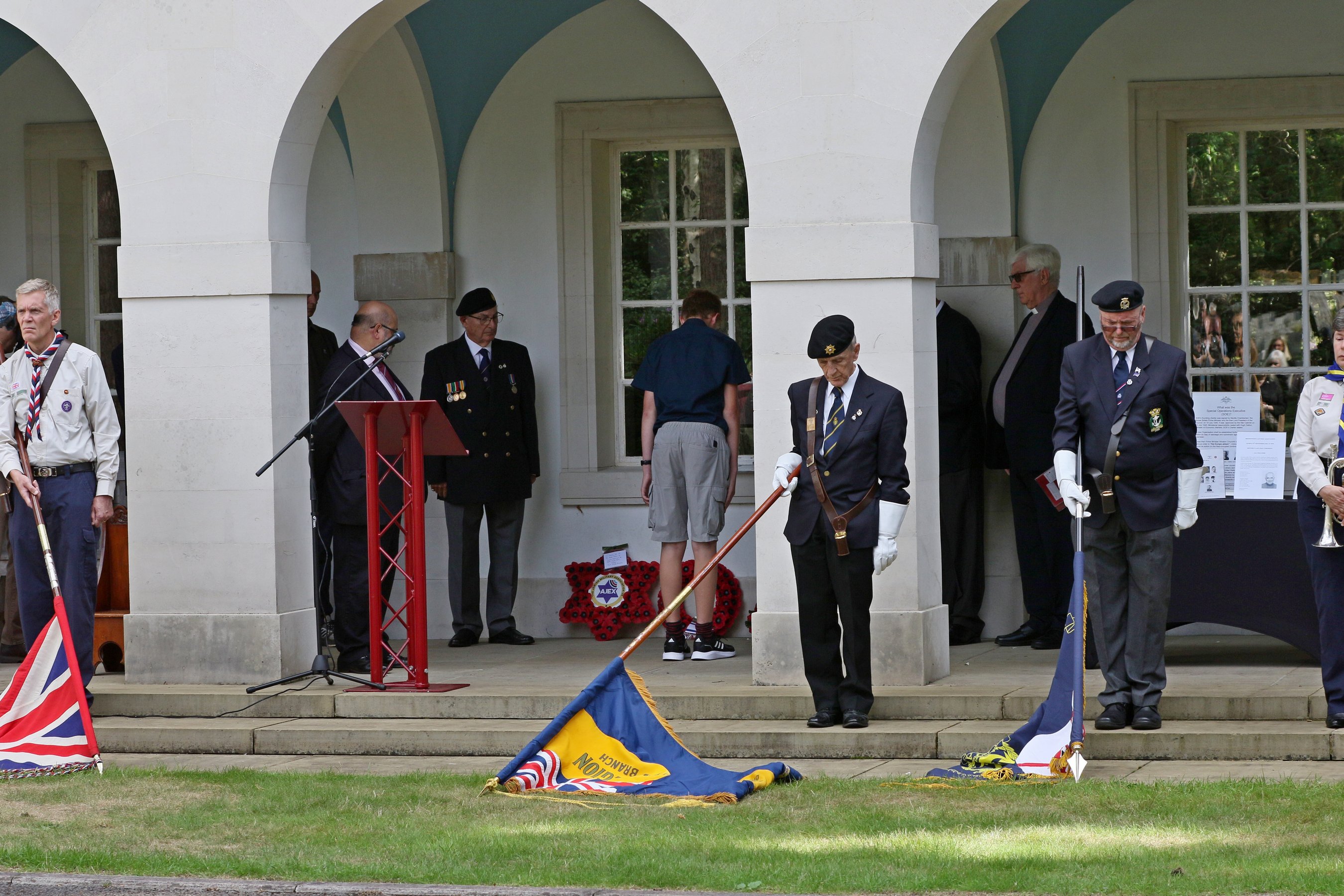 Thomas Lasseter laying a wreath